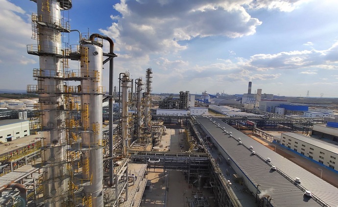 7月28日，由中國化學工程承建的首套國產50萬噸/年沸騰床加氫裂化裝置在陜西神木開車成功。圖為項目現場。