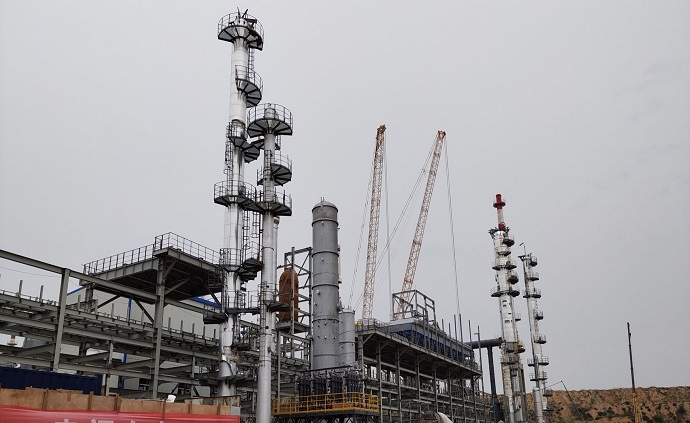 該項目沸騰床加氫提制裝置由壓縮區、反應區、分餾區及加熱爐區四個主要部分組成。中國化學工程六公司承建了該項目的油品中心建安工程及廠區部分公用工程。圖為項目現場。