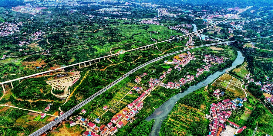 7月29日，在湖南麻陽堯里河特大橋上，隨著CRTSⅢ型無砟軌道板混凝土的灌注，由中國鐵建所屬中鐵十四局施工的張吉懷鐵路工程完成了無砟軌道先行段的鋪裝，標志著張吉懷高鐵軌道施工全面展開，“最美扶貧高鐵”開通進入倒計時。圖為俯瞰張吉懷鐵路。