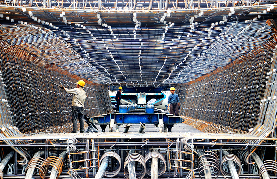 張吉懷高鐵計劃2021年建成。開通運營后，懷化到張家界時間將由3.5小時縮短至1小時。對改善沿線交通條件，完善湖南快速鐵路網架構，實現湖南區域均衡布局，促進經濟發展，消除南北干線運輸瓶頸具有重要意義。美麗的鳳凰古城步入高鐵時代按下“快進鍵”，進入“倒計時”。圖為制梁現場。