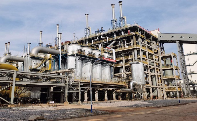 該項目采用中國科學院熱物理研究所的常壓循環流化床富氧氣化技術及飛灰殘碳流化床燃燒技術，能量利用率和環保指數均達到國內先進水平。圖為項目氣化和除塵裝置一隅。