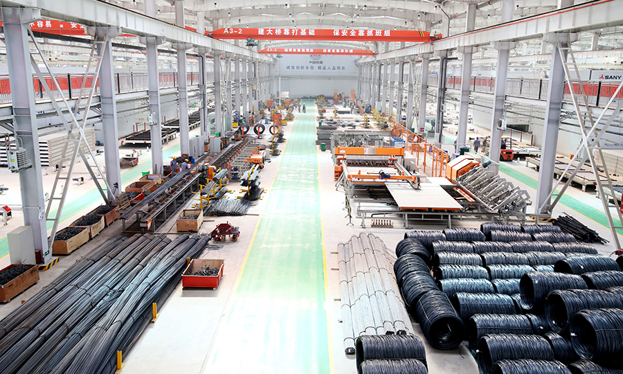 在距離基地20千米處的天津市靜海區大邱莊示范鎮安置房祥瑞園項目，37棟單體裝配式施工已全面展開，其裝配式建筑構件全部來自這一基地。據項目總工程師介紹：“與傳統的現場施工相比，裝配式建筑體現出節水、節地、節材的特點，綠色環保優勢明顯，基地生產的構件從質量到服務都是最優的”。圖為基地車間——鋼筋加工線。