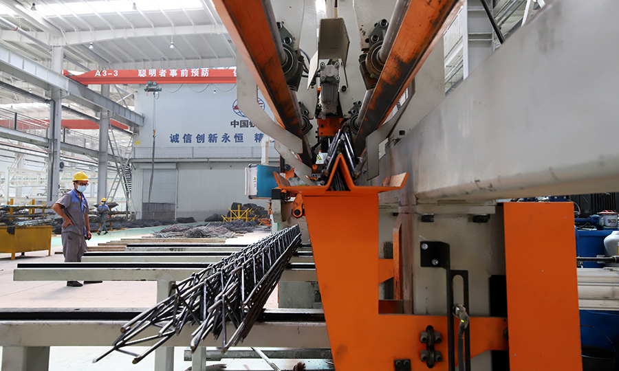 圖為鋼筋自動化焊接。