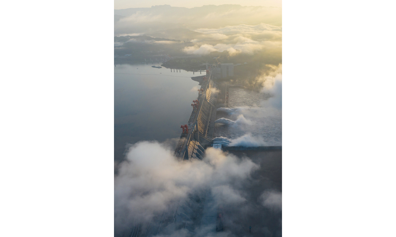 圖為7月27日，長江三峽樞紐工程開啟泄洪深孔泄洪。新華社發（鄭家裕 攝）