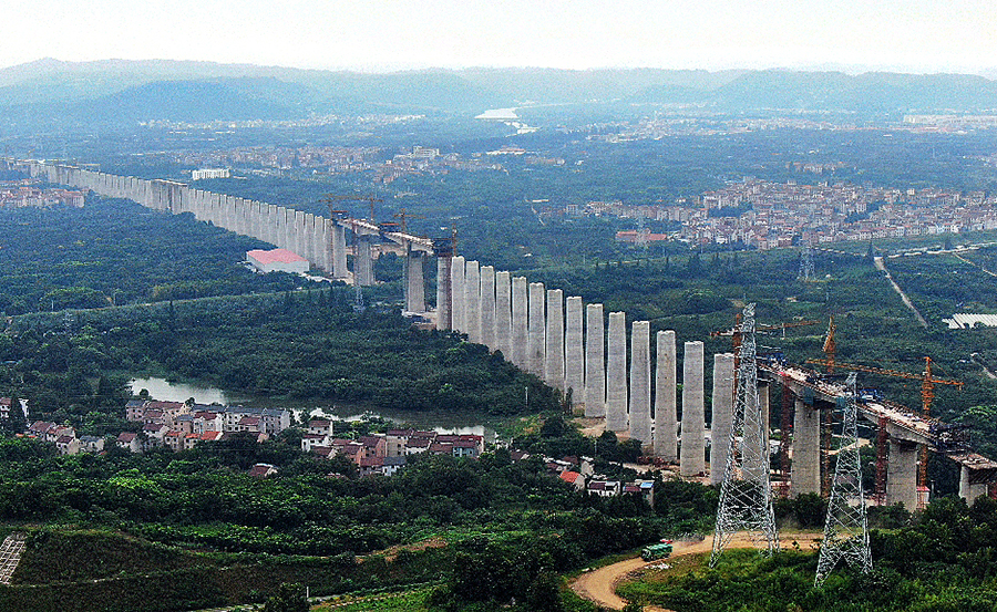 據了解，杭紹臺高鐵已完成總工程量的65%，電力、信號等四電工程和站房施工已全面展開。中鐵十八局集團還參建了杭紹臺高鐵全線重難點工程——全長6074.7米的嵊州特大橋，該橋目前正在緊張施工階段。杭紹臺高鐵作為浙江省“一小時”交通圈的重點項目，建成通車后將填補杭州都市圈與溫、臺城市群之間的區域路網空白，并將與寧杭高鐵、商合杭高鐵、以及滬杭城際鐵路等相通，構成我國沿海高速通道的重要組成部分，成為長三角核心區輻射西南地區的骨干軌道交通線。圖為杭紹臺高鐵嵊州特大橋正在緊張施工中。（劉超 攝）