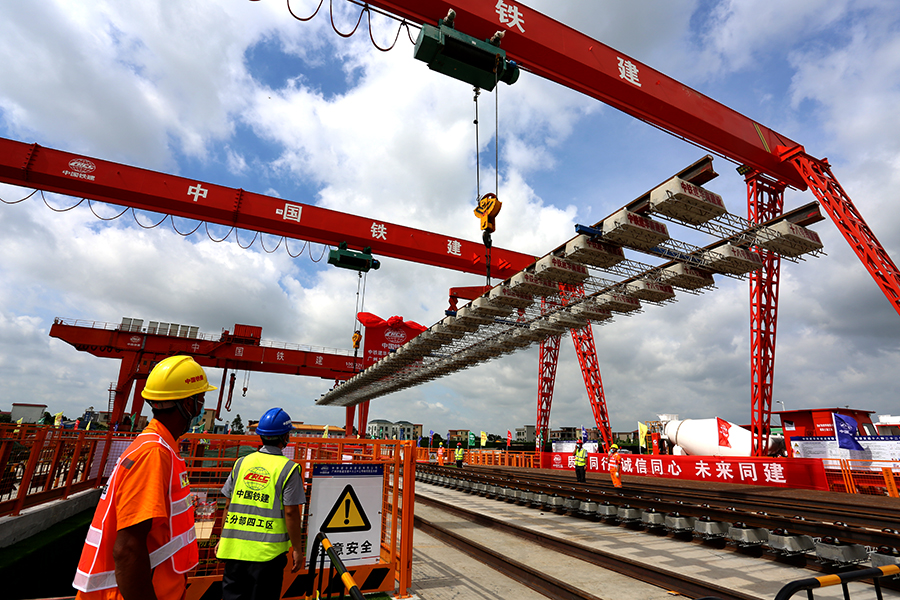 該線路設計時速高達160公里，全線參考高鐵標準建設。開通后，將實現廣州中心城區與南沙新區的快速軌道交通聯系，為粵港澳大灣區建設插上騰飛的翅膀。圖為首節軌排起吊。（彭特 攝）