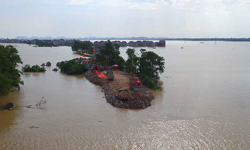 中國安能第二工程局組織自卸車和推土機協同作業。