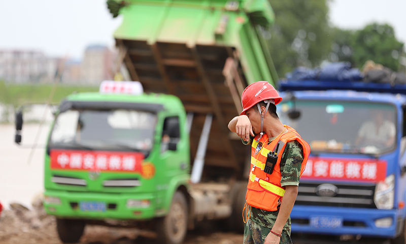 天氣炎熱，工作人員堅守一線。
