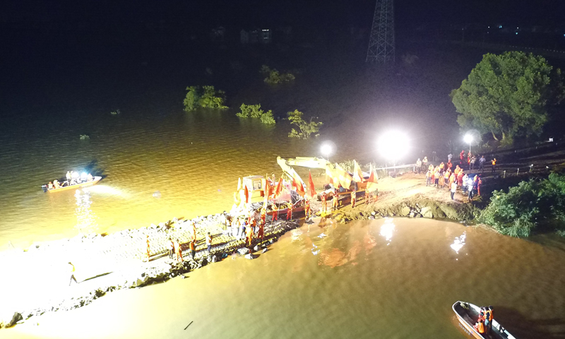 經過中國安能救援隊連續83小時奮戰，鄱陽問桂道圩堤于7月13日23時8分成功合龍。