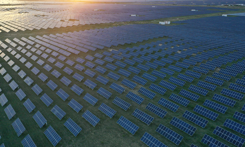 圖為7月7日，無人機拍攝的青海省海南藏族自治州共和縣境內的大唐青海公司新能源分公司光伏電站一角。（新華社記者 張宏祥 攝）