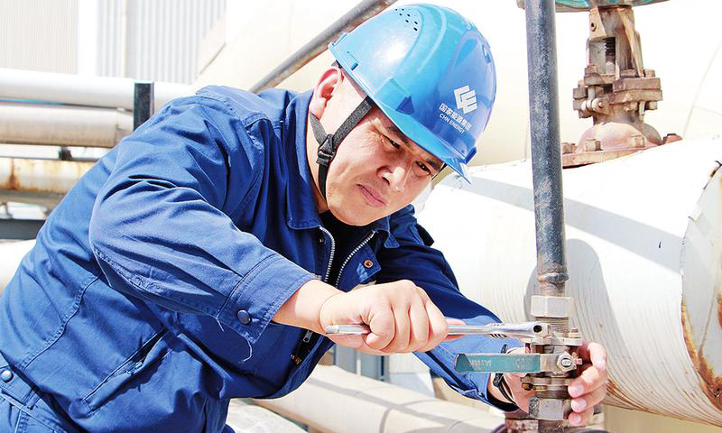 國家能源集團準能矸電職工加強設備檢修維護，提高設備消缺效率，全力做好迎峰度夏設備檢修工作。圖為7月1日，該公司職工更換尿素稀釋水管關斷門。