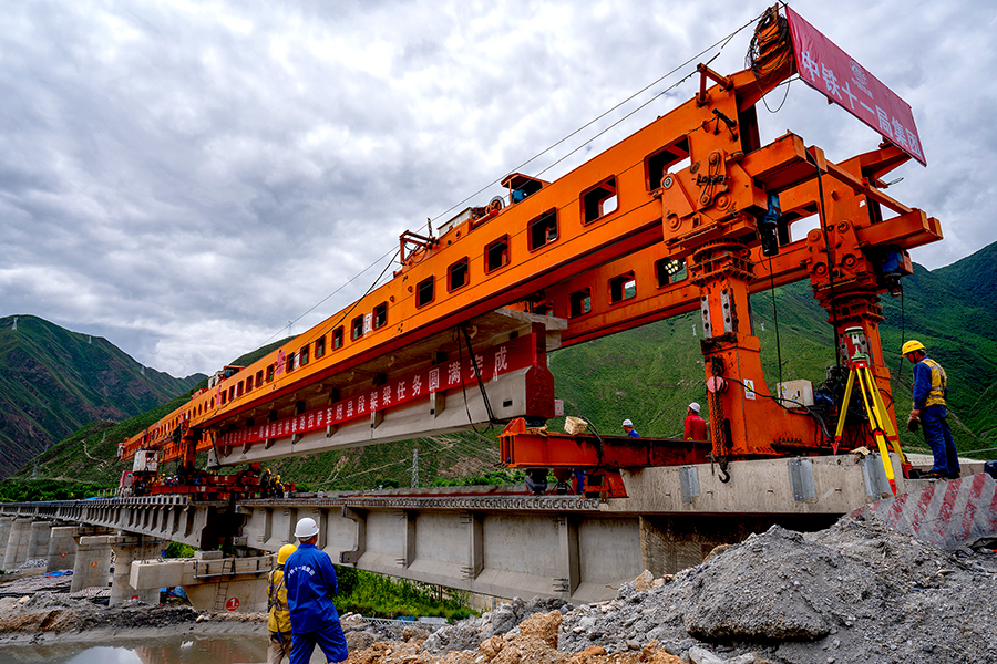 拉林鐵路加查1號雅魯藏布江特大橋的架設完成，意味著項目的工作重心由橋梁架設轉移至軌道鋪設階段，為年底的全線軌道鋪通創造了有利條件。圖為拉林鐵路跨雅江最后一片橋梁順利架設完成。（丁慶濱 攝）