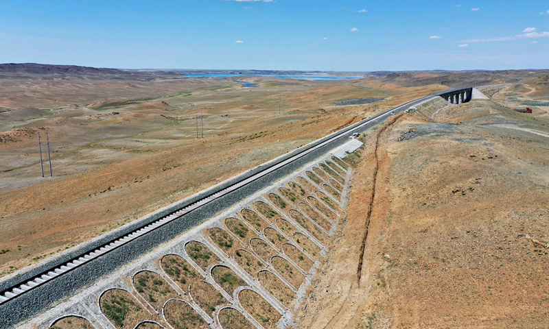 位于新疆維吾爾自治區阿勒泰地區和昌吉回族自治州境內的阿富準鐵路，全長420公里，北起阿勒泰市，終至準東北站，與奎北鐵路、蘭新線、烏將鐵路共同構成北疆鐵路環線。圖為7月2日拍攝的即將通車的阿富準鐵路阿勒泰至富蘊段。（新華社記者 丁磊 攝）