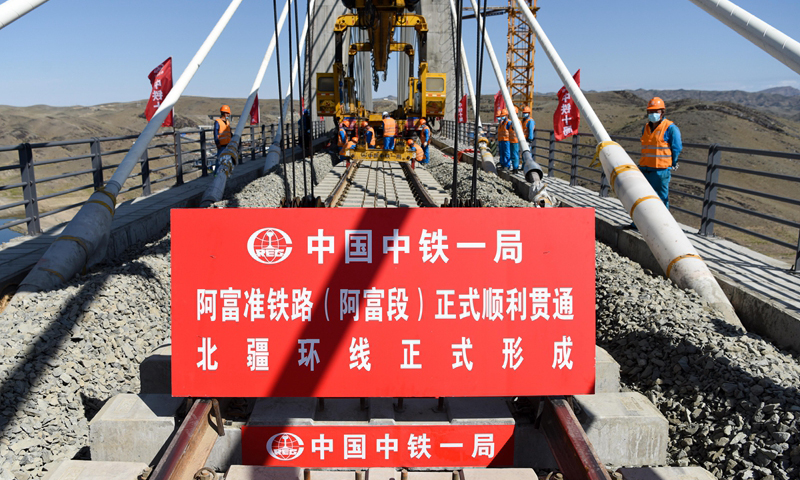 圖為7月2日，中鐵一局的施工人員在阿富準鐵路阿勒泰至富蘊段進行鋪軌作業。（新華社記者 丁磊 攝）