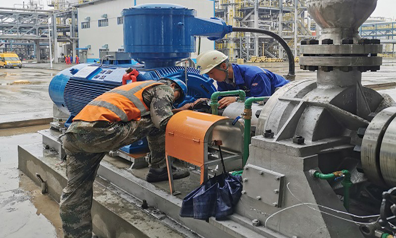 該項目制氫中心的如期建成，有力推動了整個煤焦油深加工多聯產綜合利用項目的建設進度，對陜西榆林國家級能源化工基地發展以及煤炭清潔高效利用、循環低碳生產將產生積極的促進作用。圖為技術工人進行氣化單元激冷水泵軸對中校正。