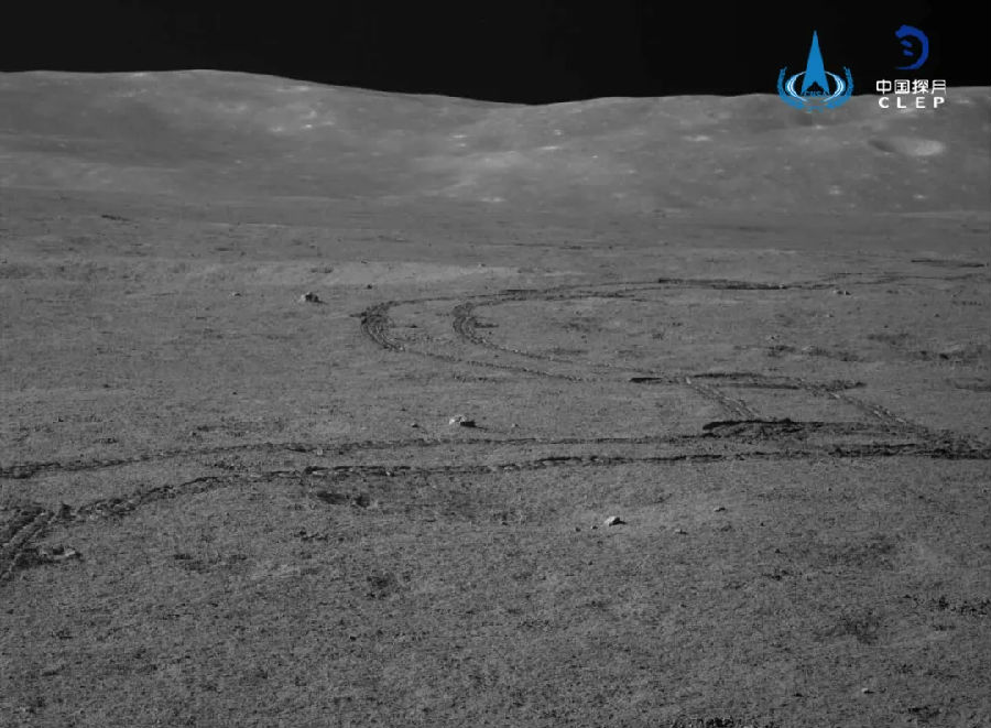 第十九個月晝期間，著陸器上月球中子及輻射劑量探測儀、低頻射電頻譜儀按計劃開機工作，開展了常規科學探測。“玉兔二號”月球車按照既定計劃，對第十七月晝期間發現的距離月球車西南方向3米區域的小坑開展探測。在合適的光照強度下，紅外成像光譜儀先后兩次對小坑內的物質進行探測。完成探測任務后，“玉兔二號”月球車轉向西北方向尋找休眠點，并在行駛路徑中開展巡視探測，紅外光譜儀、全景相機、中性原子探測儀、測月雷達等科學載荷獲得大量科學探測數據。科研人員將在本次月夜期間對探測數據進行科學分析。