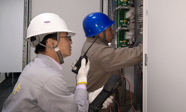 圖為電儀施工人員正進行空壓站儀表調試。