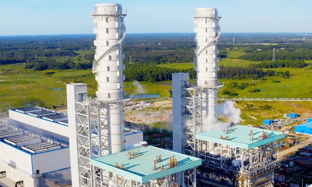 此外，文昌燃氣電廠機組還設計了FCB-孤島運行功能，如遇到電網突發故障，與電網解列后，機組仍能保持不停機狀態，繼續帶廠用電運行，待電網故障排除后快速并網，迅速恢復對電網供電，因此響應速度更快、調節范圍更大，極大地提升了電網復電能力及主力電源抗臺風災害的能力。圖為文昌燃氣電廠進行余熱鍋爐調試運行。