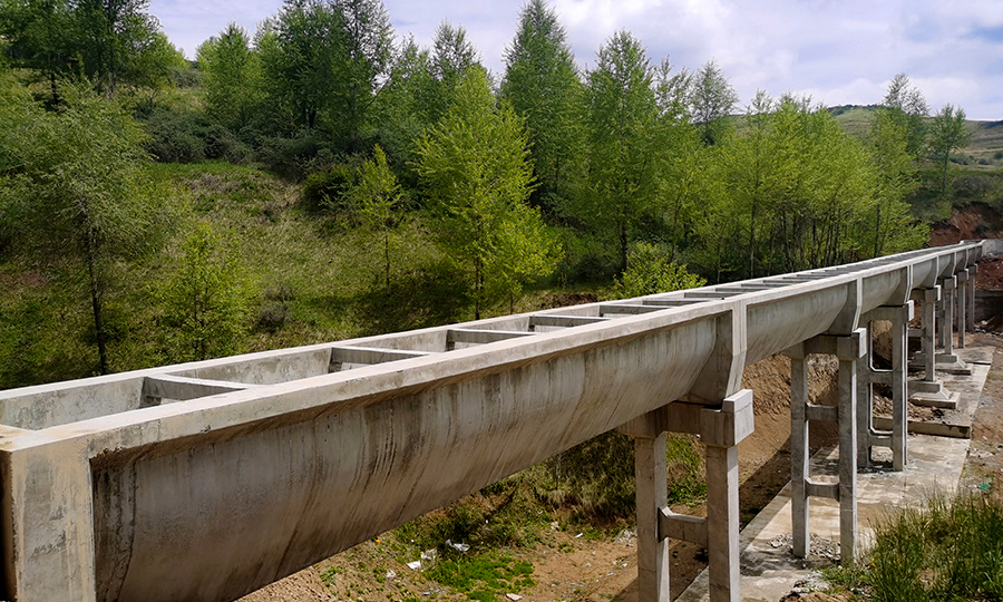 近日，在青藏高原海拔2700米的青海省海東市互助縣，隨著湟水北干渠6號明渠與山體引水隧洞銜接完成，標志著由中國鐵建所屬中鐵十四局承建的引大濟湟工程湟水北干渠扶貧灌溉二期支渠11標段主體工程全部完工，為全線試通水打下了堅實基礎。圖為施工完成后的渡槽。