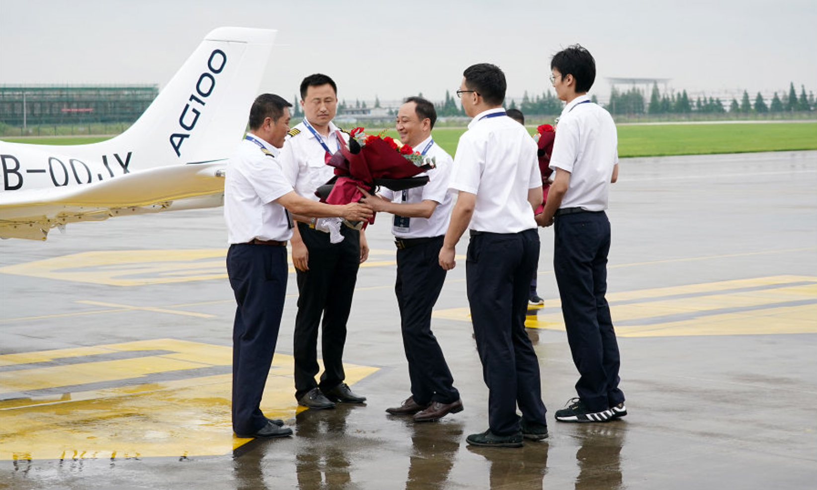 首席試飛員趙仁波、副駕駛金長東著陸后報告：“飛機操縱性、穩定性良好，各系統工作正常。空中飛行十分順利，首飛取得圓滿成功！”