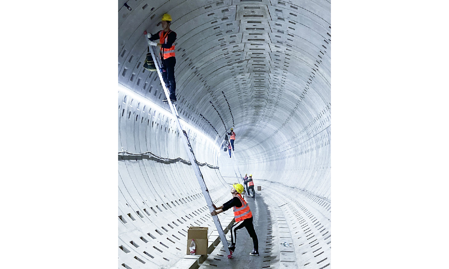 在通信、信號工程施工過程中，項目不斷采用國內前沿的新技術新工藝，通過技術團隊科研攻關，在上海市軌道交通領域首次將LTE技術應用于地鐵通信系統。圖為工人在地鐵通信施工中進行漏纜卡具安裝。