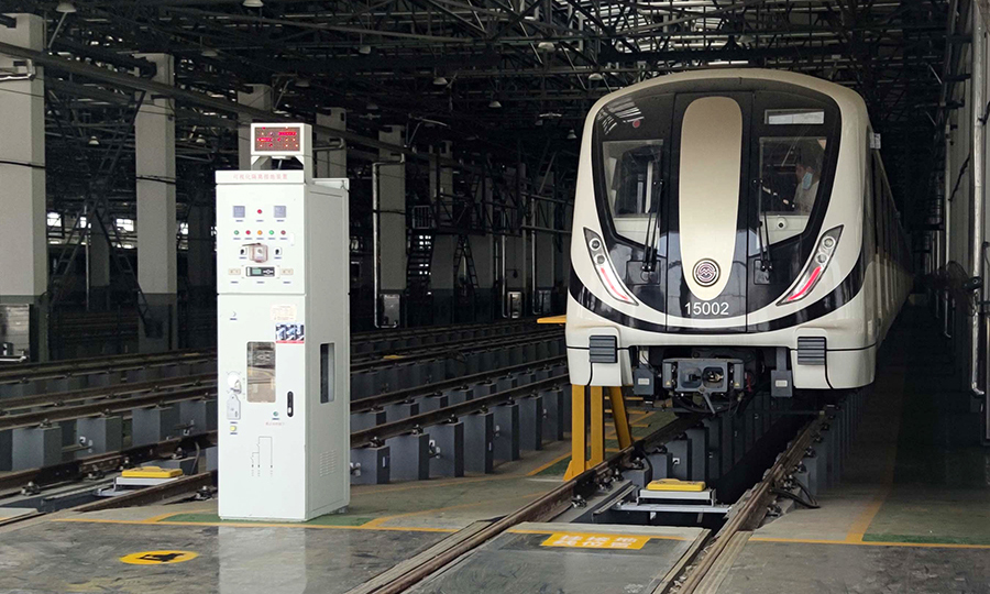 6月12日上午，隨著首趟測試列車緩緩從車輛段駛出，由中國鐵建所屬中鐵十一局、大橋局、十四局、二十四局、中國鐵建電氣化局等單位施工的上海軌道交通15號線北段通信、信號系統正式開始動車調試工作。圖為測試列車整裝待發。