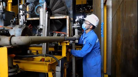 臺風從文昌13-1/2油田東北方向擦肩而過。該油田的“南海奮進號”FPSO及井口平臺提前清理貨場甲板，捆扎室外松散物件，用塑料膜包裹室外防爆插座。生產維修人員備足工具和雨衣，隨時應對現場故障。臺風過境期間，除井口平臺蜘蛛人檢測結構梁等室外作業暫停以外，其他作業均在室內正常開展。