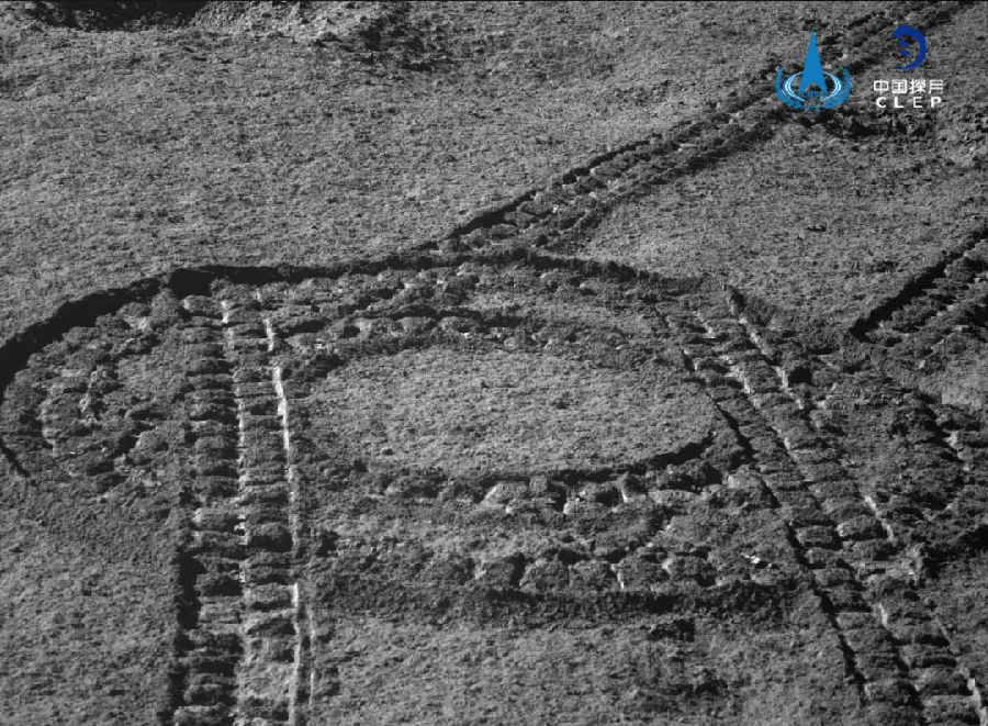 在本月晝期間，兩器搭載的科學載荷將按計劃開機，繼續開展科學探測工作。基于第17月晝LET01704點全景相機拼接影像、DOM影像等數據情況，在“玉兔二號”月球車當前位置西南方向約3米處，發現一個直徑約為1.3米、深度不超過20厘米的小坑，小坑中央及東南方向存在反射率較高的物質，同周圍月壤的亮度有明顯區別。本月晝將重點利用紅外成像譜儀對該小坑進行探測。