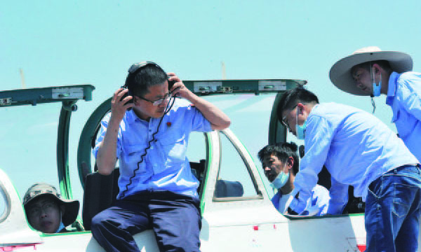 6月以來，航空工業貴飛各型號飛機陸續轉場交付，有關科研改進項目取得重大突破，脫貧幫扶工作有序推進。圖為貴飛試飛保障人員正在進行飛機聯試測試。