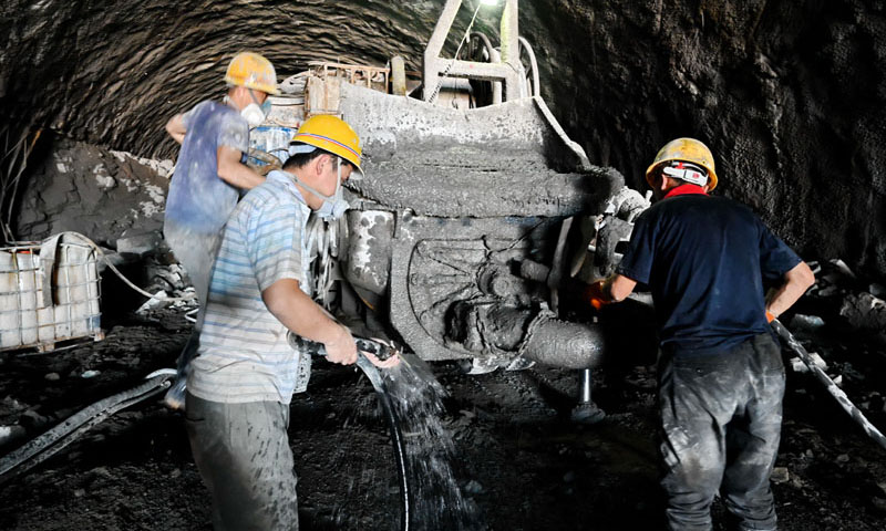 6月15日，由中鐵上海工程局承建的新建福廈鐵路奎坑隧道舉行貫通慶典儀式。這是新建福廈鐵路復工復產以來首個貫通的雙線隧道，為全線建成通車奠定了堅實基礎。圖為中鐵上海工程局集團有限公司人員在福廈鐵路奎坑隧道口施工。（新華社記者 林善傳 攝）