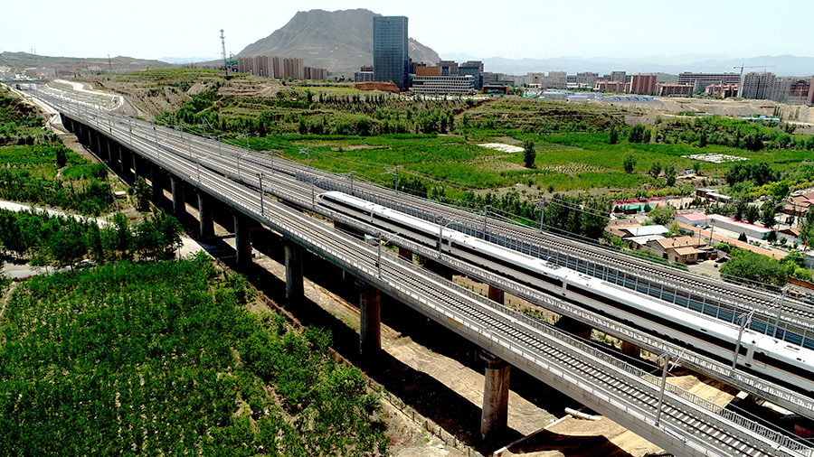 6月4日，由中國鐵建所屬中鐵二十局承建的北京2022年冬奧會配套工程——崇禮鐵路二標順利完成30公里高鐵綠色長廊工程。施工建設中，中鐵二十局建設者采取換填營養土植樹等工序控制苗木成活率，并累計栽培苗木151萬株，實現了打造業主綠色長廊的目標，成為全線首家完成此項工作的標段。圖為已完成臨邊綠化施工的戴家營1號大橋。（曲志忠 攝）