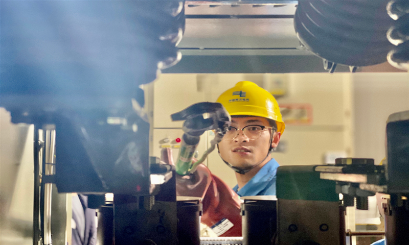 近日，貴陽持續暴雨。為了不影響用戶，南方電網貴州貴陽修文供電局變電所在110千伏變電站展開“零點”作業，在深夜針對4條涉及5000多名用戶的線路開展小電流接地選線改造以及清掃、預試工作。