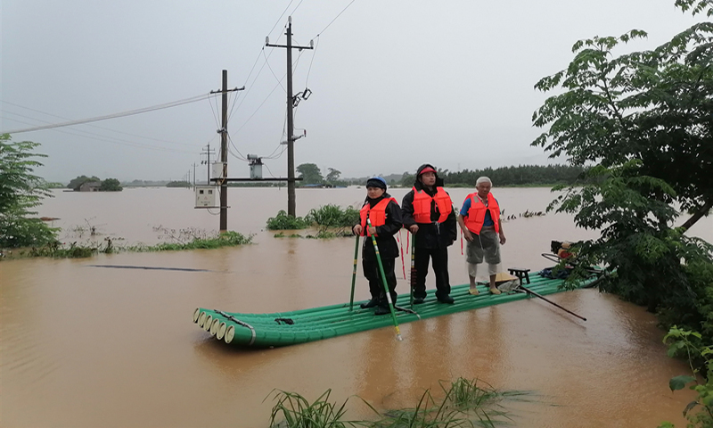 6月7日，南方電網廣西桂林臨桂供電局組織人員對供電線路、臺區進行特巡。（陽霄云 粟慧瓊 攝 ）