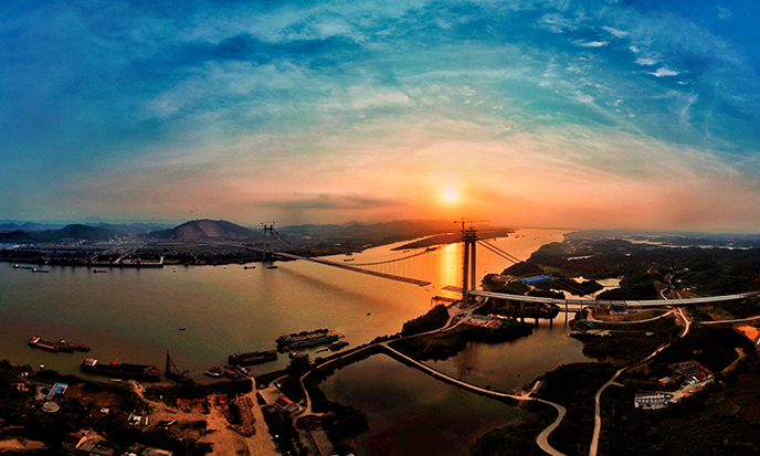 棋盤洲長江公路大橋為鋼箱梁懸索橋，主跨1038米，計劃于年內通車。圖為合龍前夕陽下湖北棋盤洲長江大橋。（李澍彤 攝）