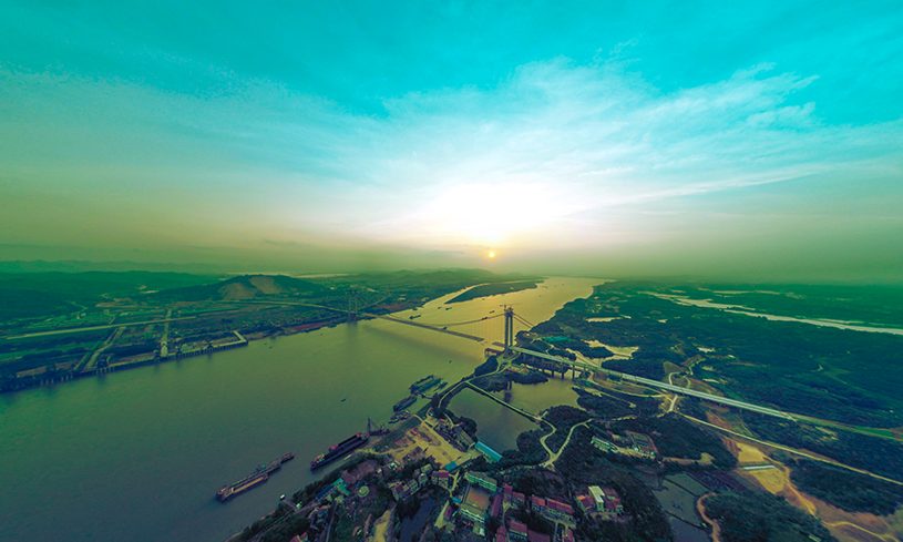 作為武漢城市圈環線的重要組成部分，該橋通車后將為鄂東南地區脫貧攻堅、經濟發展增添新的交通引擎。圖為湖北棋盤洲長江大橋合龍前。（田野 攝）