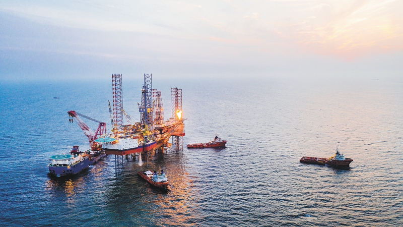 清晨，迎著渤海第一縷陽光，渤中34-9油田正式投產。該油田B平臺21H井完鉆井深4022米，完井周期3.88天，打破我國海上4000米至4500米水平井最短完井周期歷史紀錄，為海油人應對低油價挑戰鼓勁。圖為2月10日，鉆井平臺迎著朝霞在渤中34-9油田進行勘探作業。