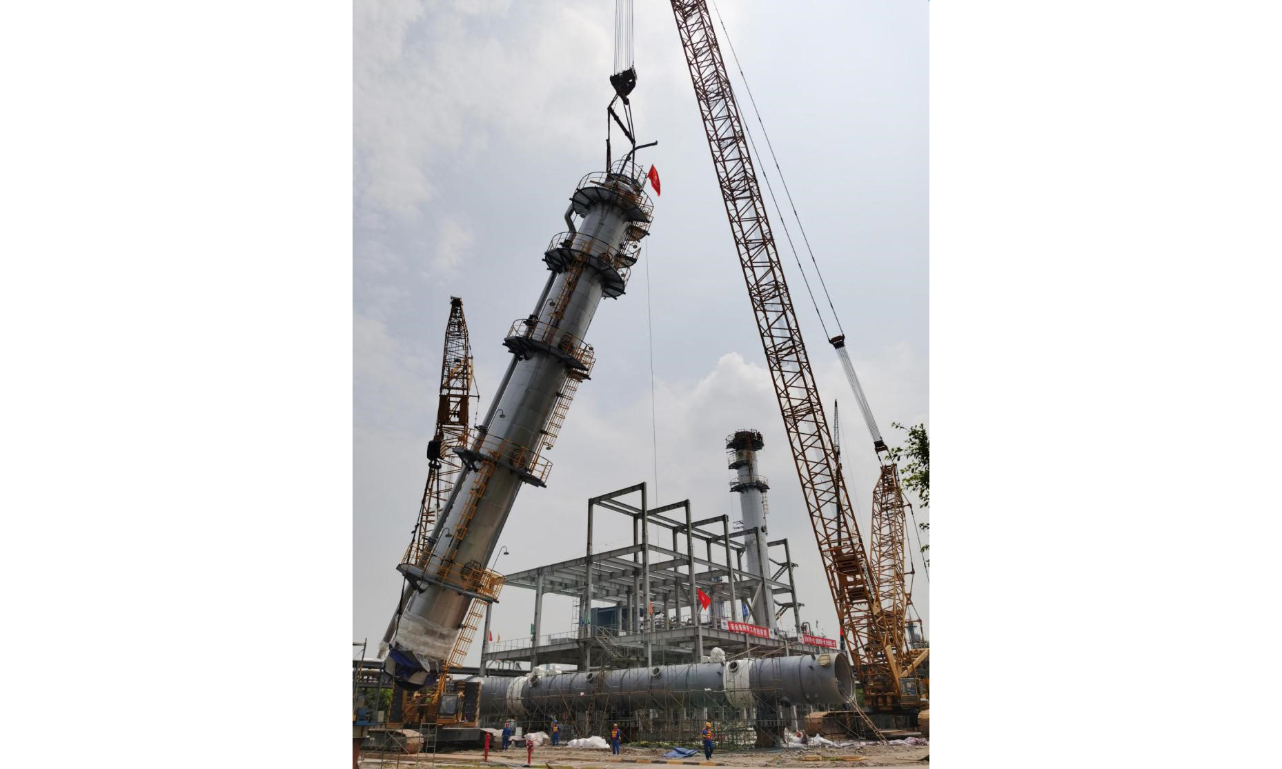 6月1日，中國化學工程二化建四川永祥多晶硅技改項目安裝工程回收精餾裝置第一臺脫重塔一次吊裝就位，項目正式進入大干時期。精餾塔高約71米，重量約140噸，是項目核心設備之一。吊裝采用650噸和260噸履帶吊“雙機抬吊法”。