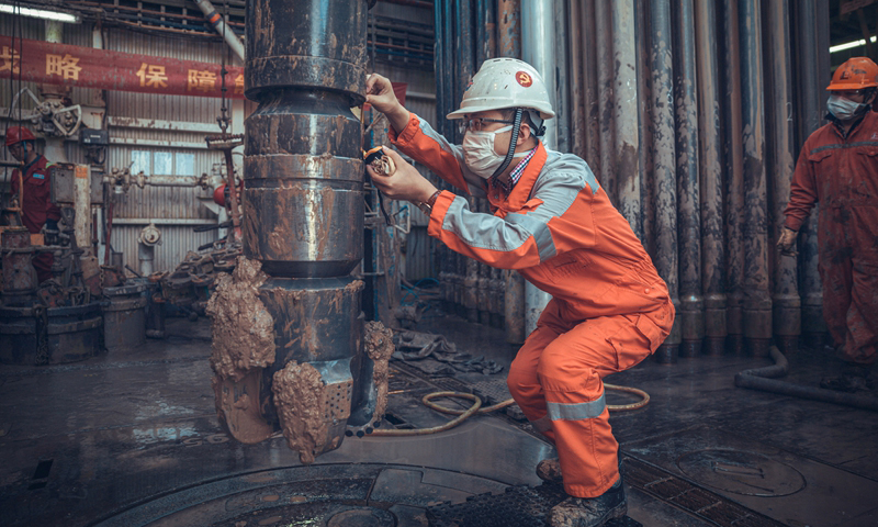 中國海油鉆井人披星戴月、夜以繼日，用汗水澆灌收獲，以實干篤定前行，努力在不凡之年成就不凡業績。