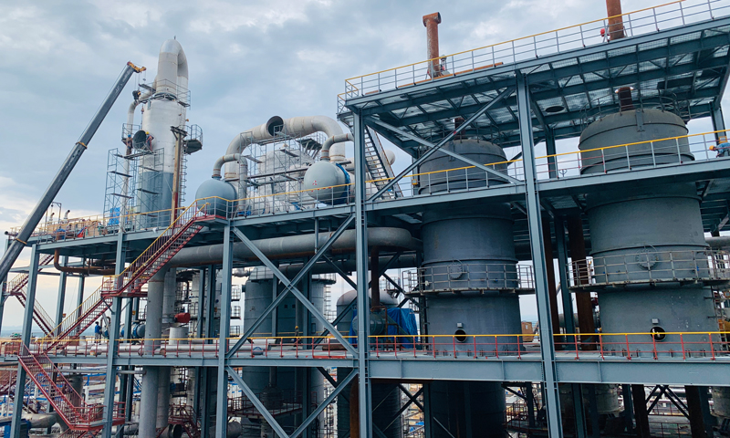 五月下旬，中國化學工程十三化建湖北三寧乙二醇項目DMO合成工段3臺單重約120噸、規格為7.2米×28.2米的DMO反應器吹掃氣體儲罐吊裝就位，至此該項目所有大型設備吊裝工作全部完成。湖北三寧乙二醇項目位總投資100億元，是湖北省重點建設項目，從安全環保、工藝路線、設備選型等方面均采用了世界上最先進技術，實現煤基多聯產和產業升級換代的同時，也具備了技術先進、投資省、綜合能耗低、成本低等優勢。