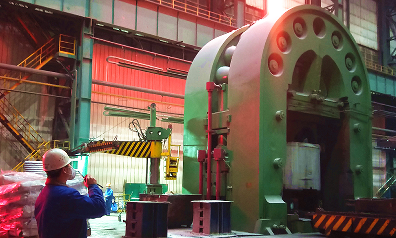 中國兵器工業集團內蒙古北重集團復工達產以來，一線車間現場機器轟鳴，一幅幅熱火朝天的生產場景，一個個干勁十足的忙碌身影，成為北重集團特鋼事業部最具活力的風景線。圖為黨員武英男指揮產品擠壓。（文/圖 郭新燕 ）