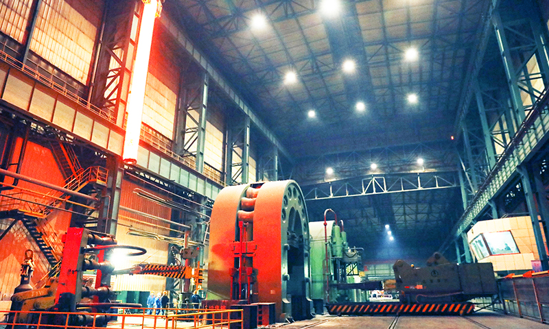 圖為北重集團特鋼事業部員工趕制生產進度。（文/圖 郭新燕 ）