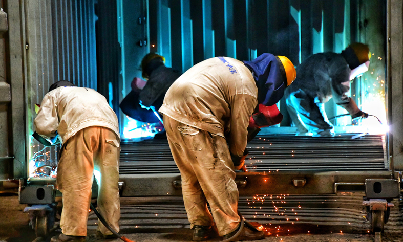 圖為漳州中集集裝箱有限公司工人抓緊時間趕工期。