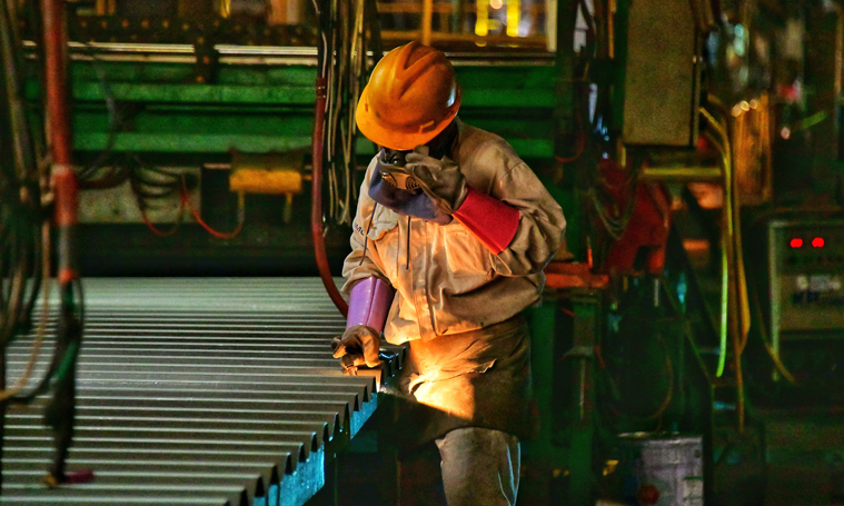 圖為漳州中集集裝箱有限公司工人抓緊時間趕工期。