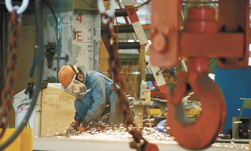 這個甲板面積相當于2個標準足球場、高度超過20層樓、排水量超過9個“雪龍號”、耗費鋼材超過“鳥巢”國家體育館、鋪設電纜超過北京到青島距離的大家伙，建造過程僅僅用了22個月，堪稱一次工程奇跡。圖為作業人員船體建造現場，進行船體分段預制工作。