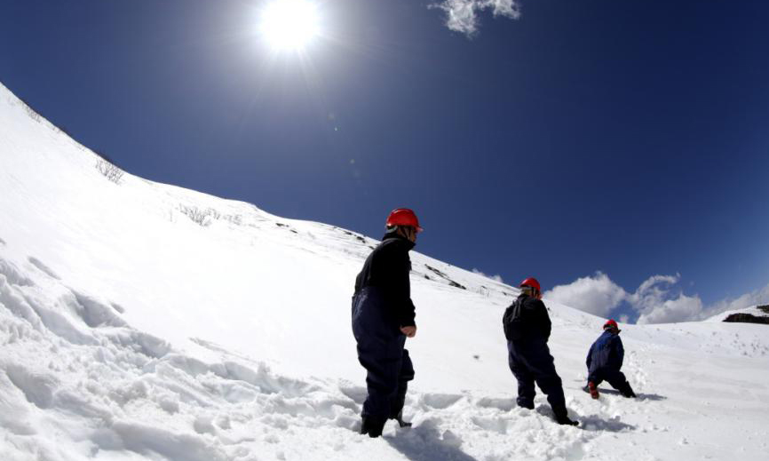 4月18日，為確保阿壩夾壁至馬塘110千伏線路新建工程整體施工進度，國網成都供電公司援建人員劉屹、俞師愚一行8人，身著防水的特制“打漁服”，以“騰、挪、躺、移”等各種姿勢，再次冒著齊腰深的積雪，前往位于無人區、重冰區的N112號、N114號塔位，尋找基坑定位并除雪。