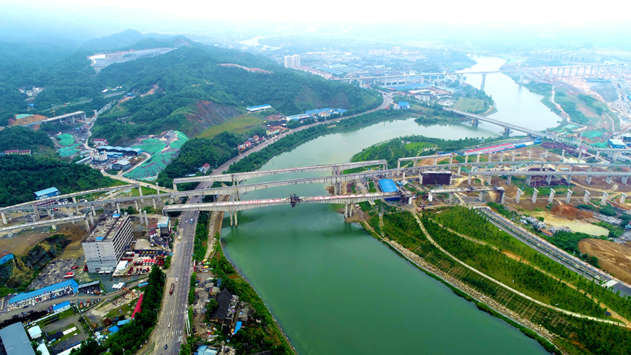 該橋跨河段連續梁順利合龍，標志著這一國家中長期鐵路網規劃重要建設項目取得突破性進展，整個項目的線下主體工程基本完工，開始全面轉入鋪軌架梁的施工階段。圖為俯瞰舞水灣灘特大橋。（向雅斯 攝）