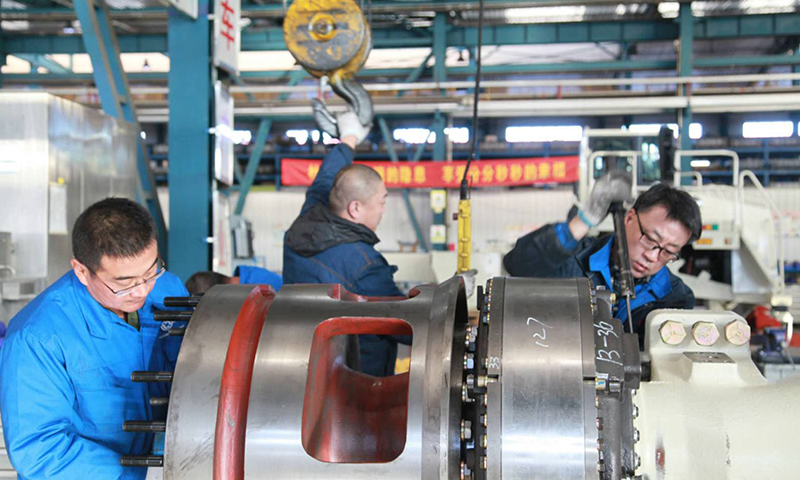 為按期完成市場保供任務，進一步提升礦用車的質量和產品競爭力，近日，中國兵器工業集團北重集團北方股份的一線員工在總裝車間圍繞10臺TR50D進行整車裝配，他們“打頭陣”沖鋒在一線，一次又一次地掀起了大干高潮，彰顯了青春的蓬勃力量。（文/圖 郭新燕）