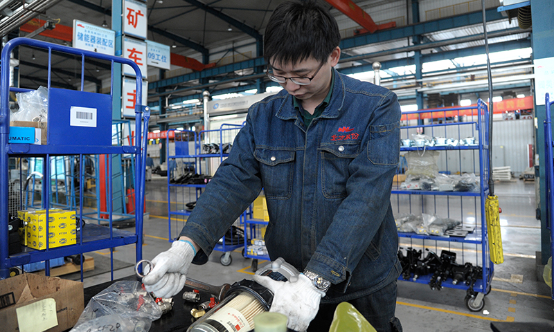 圖為北重集團北方股份一線員工趕制生產進度。（文/圖 郭新燕）