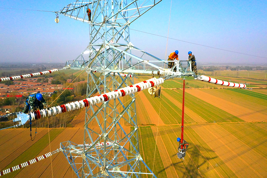 5月15日，由中國鐵建所屬中鐵十四局電氣化公司承建的高東高速公路“三線遷改”施工全部完成，為后續施工清除了“攔路虎”，這條被640萬聊城人民期盼的工程開始步入“快車道”施工。圖為工人在電力鐵塔上配合施工。（范成濤 攝）