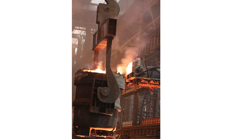 圖為生產中的大型鑄件。